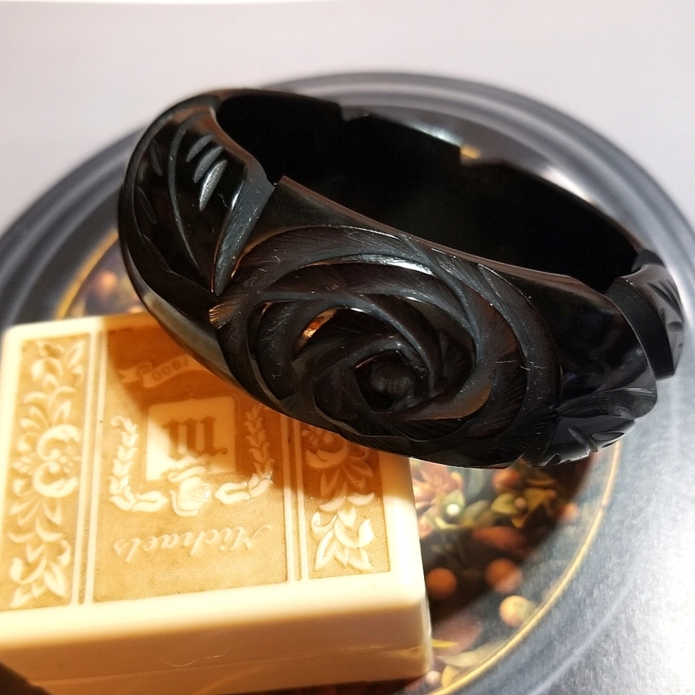 Genuine BAKELITE Deeply Carved Bangle Bracelet - Picture 2 of 8
